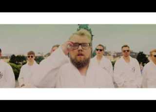  Dame Bademantelsong Official HD Video