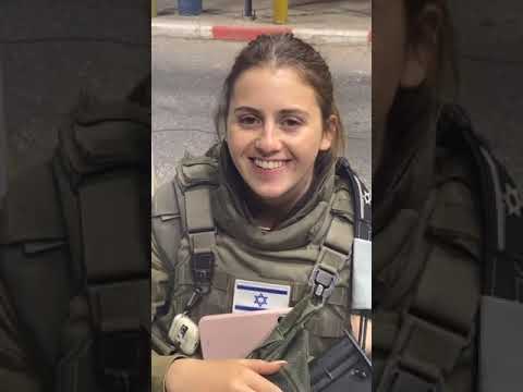 عربي يصافح جندية إسرائيلية