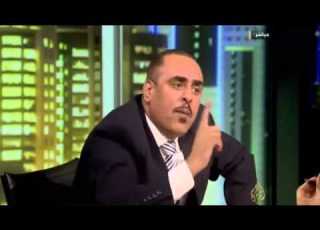 على الهواء ضربه بالقلم والهاتف النقال هههههههه برنامج الاتجاه المعا