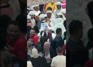  الشيخ عبدالله بن زايد يتجول في المول الله يعزك ويحب الناس فيك