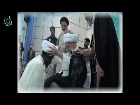 المرجع الراحل الشيخ لطف الله الصافي الكلبيكاني يقبل يد أحد طلبة العلم أثناء تبركه بالتعمم على يديه