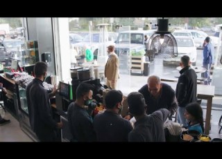 إهانة رجل عجوز أمامك في مطعم لأنه لا يجيد القراءة فهل ستتركه