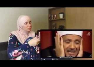 فتاه اجنبيه تسمع الشيخ عبدالباسط عبدالصمد