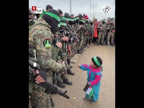 حاملة علم فلسطين طفلة غزية تحيي مقاتلي كتائب القسام