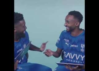  لاعبين الهلال يرسمون شعار الهلال