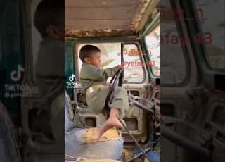  فديو مضحك لطفل يمني فوق السياره