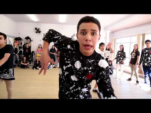 رقص علي أغنية Bom Bom Tam Tam