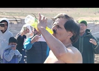 أسفي عبد السلام دخانة شرب ماء القـ ـاطع وگ بو على راسو ودخل لفران سـ ـخون باش يور ي قدراتو الخارقة