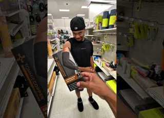 تقليد صور المنتجات بطريقة مضحكة وجريئة