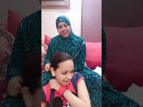 الأم المصريه لما تسرح شعر بنتها الجزء التانى من طفولتنا المشرده