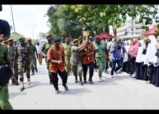  JKU Wapokea Mwenge Wa Uhuru Kwa Shangwe Na Nderemo Katika Skuli Za Ufundi Na Sekondari JKU Mtoni