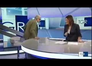 لب چشی پیر مرد همرای خبر نگار تلویزیون
