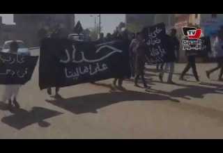 مسيرة بـ الرايات السوداء حدادا علي ضحايا سيول رأس غارب