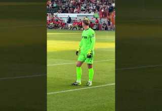 Dean Henderson Starts A Crystal Palace Chant Mid Match 
