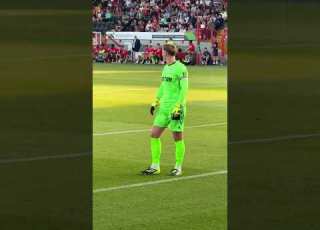 Dean Henderson Starts A Crystal Palace Chant Mid Match