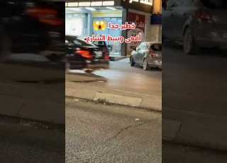 خطير جدا أفعى ضخمة وسط الشارع والمارة كأن شيئا لم يحدث القرآن الكريم ابلور السعودية لايك الجزائر