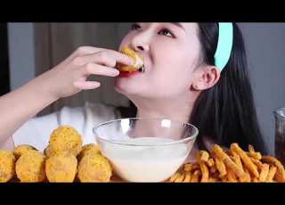 اصوات اكل كرات الجبن استمتعو