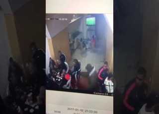  شاهدوا اطلاق النار على شابين من عكا داخل مقهى