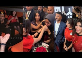  العرض الخاص لفيلم شمشون ودليلة معجبة تقبل يد مي عمر حراسة أحمد العوضي