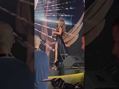 نصاحة نيكول سابا فى مشيتها على المسرح عشان متقعش