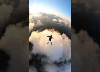 Enter The Cloud In Free Fall And Skydiving Skydiving Freefalling Freefly Skydive