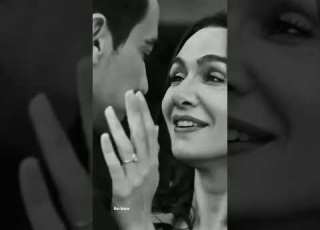  هذه ليست قبلة لكنه يستنشق الحياة في تقبيلها