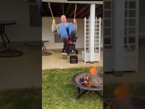 هذا الرجال قاعد يتمرجح بل مرجيحة واطح