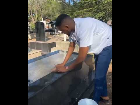 Patrick Na Jenipher Wakifanya Usafi Kwenye Kaburi La Marehemu Steven Kanumba