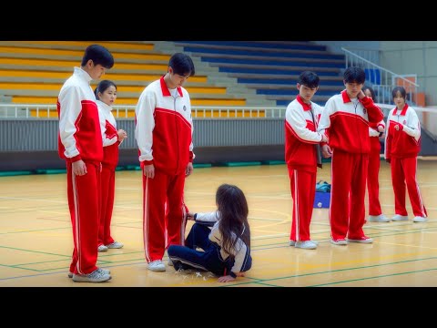 طالبه عندها قوه خارقه بتقابل شاب ملعون كل الطلاب بيتنمروا عليه فبتقرر تساعده وتحميه منهم ملخص مسلسل