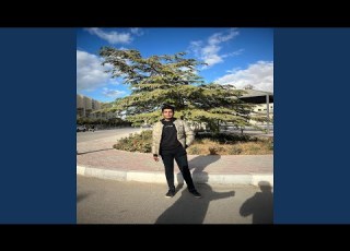 كل من صاحبه وياه وانا صاحبي غايب 