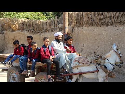 الحاج صديق بيوصل طلبة المدارس بالعربية الكارو بعد ارتفاع سعر البنزين