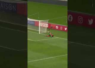 تصدي حسين حسن من هدف محقق للمنتخب الإيراني