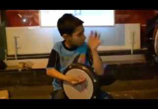 طفل مذهل بعزفه على الدربوكة عزف جنوني روووعة