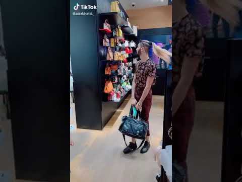 علامه من علامات الساعة الصغرى تشبه الرجال بالنساء و النساء بالرجال