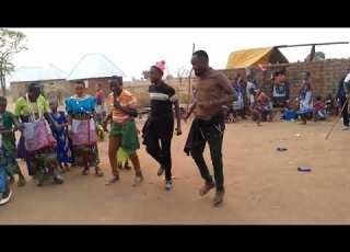  JILEKA MAPANDA AKICHEZA NYIMBO YA EMA JELI