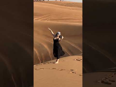 سائحة اجنبيه في الصحراء تلفت الانتباه