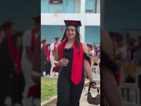 المؤثرة إيناس عبدلي في حفل التخرج بعد نجاحها في شهادة البكالوريا الفرنسي ألف مبروك ومزيد من التألق