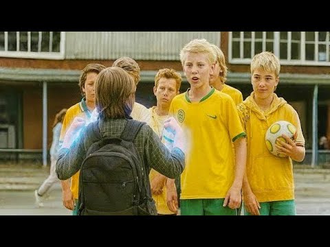 طفل بيتعرض للتنمر في المدرسة و في يوم بينزل عليه جسم غريب بيغير حياته