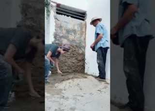  فتاة شابة في مقتبل العمر تدعى سلمى تخطف الأضواء بعدما ظهرت عبر فيديو وهي تساعد والدها المسن