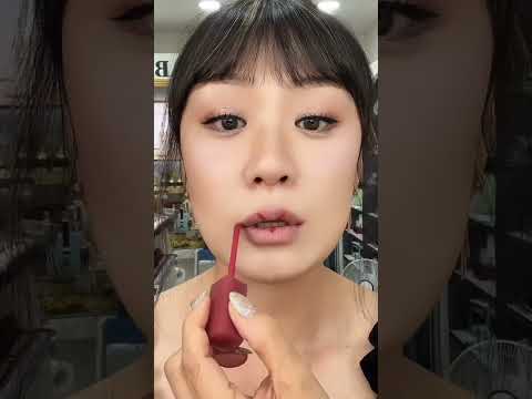 الطريقة الصحيحة لوضع احمر الشفاه