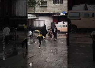  الطيران الإسرائيلي يلقي منشورات تطالب بإخلاء أحياء رفح الشرقية