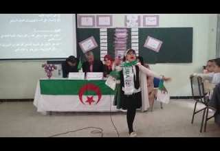 اللؤلؤة خديجة ملاك خلفا وي تبهر الحاضرين بإلقاء ها في المنافسة الفكرية يوم 2018 1 23 بمدرسة بوحفص