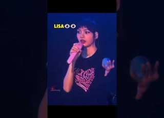  Lisa Reminded Rosé When She Saw Her Throw Her Jacket Under The Stage Blackpink Lisa Rosé