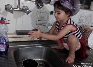  احله واصغر بنوته تغسل صحون بالمطبخ مع اغنية حنان الطرايره جلياتي
