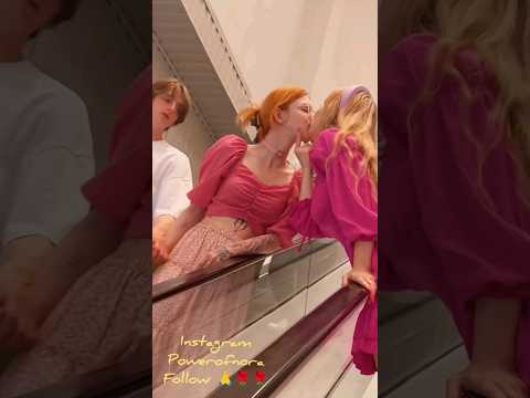 إنها تقبلها أمام زوجها