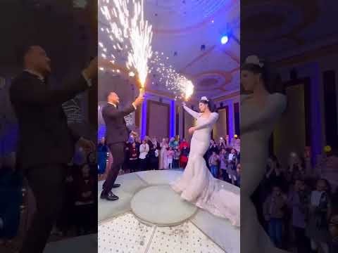 العروسه والعريس ماسكين شماريخ وبيرقصوا حلوه قوي