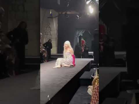 شاهدوا لحظة سقوط عارضة ازياء في اسبوع باريس للموضة