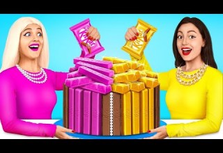 تحدي الطعام الذهبي مقابل الطعام الوردي تناول الطعام بلون واحد لمدة 24 ساعة