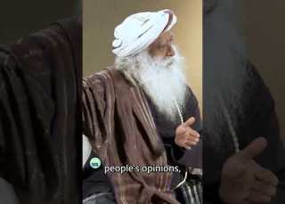 چگونه تحت تأثیر نظرات دیگران در مورد خود قرار نگیرید سادگورو