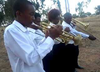  KKKt Msalaba Mrefu Singida Mjini Wakiimba Wimbo Wa Mungu Yupo Hapa